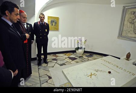 Der französische Präsident Nicolas Sarkozy zollt am 20. Dezember 2007 in der Basilika im Vatikan in Rom, Italien, Respekt vor dem Grab von Johannes Paul II. Foto von Christophe Guibbaud/ABACAPRESS.COM Stockfoto