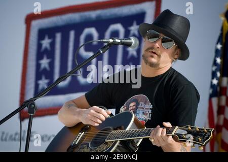 Kid Rock tritt am 20. Dezember 2007 bei der USO Holiday Tour im Logistics Support Area Anaconda in Balad, Irak, auf. Foto von DOD über ABACAPRESS.COM Stockfoto