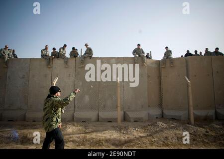 Komiker Robin Williams besucht Soldaten auf einer Sicherheitsmauer während der 2007 USO Holiday Tour-Station am Logistics Support Area Anaconda in Balad, Irak, am 20. Dezember 2007. Foto von DOD über ABACAPRESS.COM Stockfoto