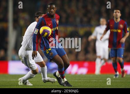 Yaya Toure des FC Barcelona beim Fußballspiel der Spanischen Liga, FC Barcelona gegen Real Madrid am 23. Dezember 2007 im Camp Nou Stadion in Barcelona, Spanien. Real Madrid gewann 1:0. Foto von Christian Liewig/ABACAPRESS.COM Stockfoto