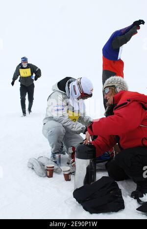 Antarctic Ice Marathon & 100k 2007, vom 8. Bis 23. Dezember 2007, von Punta Arenas (Chile) nach Patriot Hills (Antarktis). Hier sieht man den zweiten Kontrollpunkt am 20. Dezember 2007, trotz harter Bedingungen und Schneefällen mit Österreichs Christian Schiester, Großbritannien/Indien Raj Patel und während sich der USA Brent Weigner nähert. Foto von Bertrand Mahe/Cameleon/ABACAPRESS.COM Stockfoto