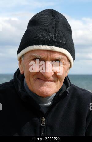 Antarctic Ice Marathon & 100k 2007, vom 8. Bis 23. Dezember 2007, von Punta Arenas (Chile) nach Patriot Hills (Antarktis). Hier sieht man den französischen Henri Girault: Er hat seit seinem 43. Lebensjahr erstaunliche 560 offizielle Rennen mit 100 km absolviert und vor diesem Alter keinen Sport gemacht. Henri ist jetzt ein erstaunlicher 71-jähriger, eine Legende in der ultradünnen Gemeinschaft. Zu Beginn seiner Laufkarriere lief Henri Halbmarathons und Marathons, bevor er schließlich seine bevorzugte Distanz von 100 km fand und 15 eine PB von 9:1988 legte. Nachdem er vorübergehend aus dem Antarktischen Eismarathon & 100k 2007 b gezogen wurde Stockfoto