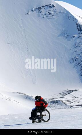 Antarctic Ice Marathon & 100k 2007, vom 8. Bis 23. Dezember 2007, von Punta Arenas (Chile) nach Patriot Hills (Antarktis). Hier ist Singapurs Wiliam Tan zu sehen: Er beendete den Antarktischen Eismarathon mit 9:48:52 Stunden. Paralympics-Athlet, der als erster im Rollstuhl einen Marathon auf allen sieben Kontinenten absolviert hat und damit einen Guiness-Weltrekord aufstellte. William, ein Neurowissenschaftler und Arzt, erkrankte im Alter von zwei Jahren an Polio und es führte zu seiner Lähmung von der Taille nach unten. Anfang dieses Jahres zeigte er Mut und Entschlossenheit, einen Marathon zu absolvieren Stockfoto