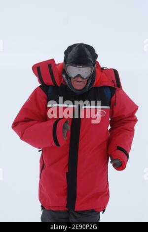 Antarctic Ice Marathon & 100k 2007, vom 8. Bis 23. Dezember 2007, von Punta Arenas (Chile) nach Patriot Hills (Antarktis). Hier sieht man den französischen Henri Girault: Er hat seit seinem 43. Lebensjahr erstaunliche 560 offizielle Rennen mit 100 km absolviert und vor diesem Alter keinen Sport gemacht. Henri ist jetzt ein erstaunlicher 71-jähriger, eine Legende in der ultradünnen Gemeinschaft. Zu Beginn seiner Laufkarriere lief Henri Halbmarathons und Marathons, bevor er schließlich seine bevorzugte Distanz von 100 km fand und 15 eine PB von 9:1988 legte. Nachdem er vorübergehend aus dem Antarktischen Eismarathon & 100k 2007 b gezogen wurde Stockfoto