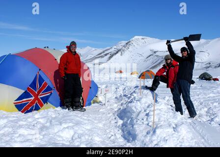 Antarctic Ice Marathon & 100k 2007, vom 8. Bis 23. Dezember 2007, von Punta Arenas (Chile) nach Patriot Hills (Antarktis). Hier sehen Sie den britischen Neil Standring, den irischen Mark Scanlon und den schwedischen Fredrik Nerbrand, der sich in Patriot Hills, Antarktis niederlässt. Foto von Bertrand Mahe/Cameleon/ABACAPRESS.COM Stockfoto