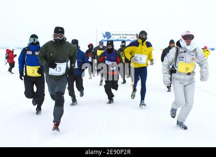 Antarctic Ice Marathon & 100k 2007, vom 8. Bis 23. Dezember 2007, von Punta Arenas (Chile) nach Patriot Hills (Antarktis). Hier ist der Start des Marathons um 07:00 Uhr Chile Zeit am 20. Dezember 2007, trotz harter Bedingungen und Schneefälle. Foto von Bertrand Mahe/Cameleon/ABACAPRESS.COM Stockfoto