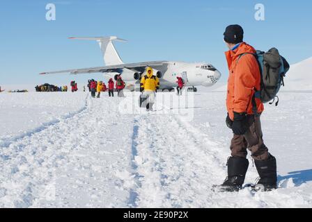 Antarctic Ice Marathon & 100k 2007, vom 8. Bis 23. Dezember 2007, von Punta Arenas (Chile) nach Patriot Hills (Antarktis). Hier ist die Iljuschin 76 Frachtflugzeug landete sicher auf dem Eis in Patriot Hills. Foto von Bertrand Mahe/Cameleon/ABACAPRESS.COM Stockfoto