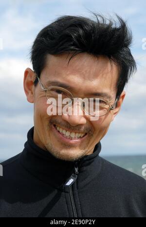 Antarctic Ice Marathon & 100k 2007, vom 8. Bis 23. Dezember 2007, von Punta Arenas (Chile) nach Patriot Hills (Antarktis). Hier ist Singapurs Wiliam Tan zu sehen: Er beendete den Antarktischen Eismarathon mit 9:48:52 Stunden. Paralympics-Athlet, der als erster im Rollstuhl einen Marathon auf allen sieben Kontinenten absolviert hat und damit einen Guiness-Weltrekord aufstellte. William, ein Neurowissenschaftler und Arzt, erkrankte im Alter von zwei Jahren an Polio und es führte zu seiner Lähmung von der Taille nach unten. Anfang dieses Jahres zeigte er Mut und Entschlossenheit, einen Marathon zu absolvieren Stockfoto