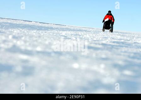 Antarctic Ice Marathon & 100k 2007, vom 8. Bis 23. Dezember 2007, von Punta Arenas (Chile) nach Patriot Hills (Antarktis). Hier ist Singapurs Wiliam Tan zu sehen: Er beendete den Antarktischen Eismarathon mit 9:48:52 Stunden. Paralympics-Athlet, der als erster im Rollstuhl einen Marathon auf allen sieben Kontinenten absolviert hat und damit einen Guiness-Weltrekord aufstellte. William, ein Neurowissenschaftler und Arzt, erkrankte im Alter von zwei Jahren an Polio und es führte zu seiner Lähmung von der Taille nach unten. Anfang dieses Jahres zeigte er Mut und Entschlossenheit, einen Marathon zu absolvieren Stockfoto