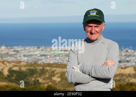 Antarctic Ice Marathon & 100k 2007, vom 8. Bis 23. Dezember 2007, von Punta Arenas (Chile) nach Patriot Hills (Antarktis). Hier sieht man den französischen Henri Girault: Er hat seit seinem 43. Lebensjahr erstaunliche 560 offizielle Rennen mit 100 km absolviert und vor diesem Alter keinen Sport gemacht. Henri ist jetzt ein erstaunlicher 71-jähriger, eine Legende in der ultradünnen Gemeinschaft. Zu Beginn seiner Laufkarriere lief Henri Halbmarathons und Marathons, bevor er schließlich seine bevorzugte Distanz von 100 km fand und 15 eine PB von 9:1988 legte. Nachdem er vorübergehend aus dem Antarktischen Eismarathon & 100k 2007 b gezogen wurde Stockfoto
