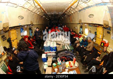 Antarctic Ice Marathon & 100k 2007, vom 8. Bis 23. Dezember 2007, von Punta Arenas (Chile) nach Patriot Hills (Antarktis). Hier sehen Sie die Marathonteilnehmer im Frachtflugzeug Iljuschin 76, das von Punta Arenas nach Patriot Hills in der Antarktis reist. Die Flugdauer nach Patriot Hills beträgt 4.5 Stunden. Foto von Bertrand Mahe/Cameleon/ABACAPRESS.COM Stockfoto