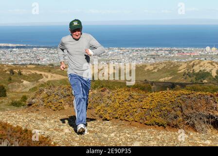 Antarctic Ice Marathon & 100k 2007, vom 8. Bis 23. Dezember 2007, von Punta Arenas (Chile) nach Patriot Hills (Antarktis). Hier sieht man den französischen Henri Girault: Er hat seit seinem 43. Lebensjahr erstaunliche 560 offizielle Rennen mit 100 km absolviert und vor diesem Alter keinen Sport gemacht. Henri ist jetzt ein erstaunlicher 71-jähriger, eine Legende in der ultradünnen Gemeinschaft. Zu Beginn seiner Laufkarriere lief Henri Halbmarathons und Marathons, bevor er schließlich seine bevorzugte Distanz von 100 km fand und 15 eine PB von 9:1988 legte. Nachdem er vorübergehend aus dem Antarktischen Eismarathon & 100k 2007 b gezogen wurde Stockfoto