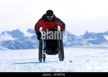 Antarctic Ice Marathon & 100k 2007, vom 8. Bis 23. Dezember 2007, von Punta Arenas (Chile) nach Patriot Hills (Antarktis). Hier ist Singapurs Wiliam Tan zu sehen: Er beendete den Antarktischen Eismarathon mit 9:48:52 Stunden. Paralympics-Athlet, der als erster im Rollstuhl einen Marathon auf allen sieben Kontinenten absolviert hat und damit einen Guiness-Weltrekord aufstellte. William, ein Neurowissenschaftler und Arzt, erkrankte im Alter von zwei Jahren an Polio und es führte zu seiner Lähmung von der Taille nach unten. Anfang dieses Jahres zeigte er Mut und Entschlossenheit, einen Marathon zu absolvieren Stockfoto