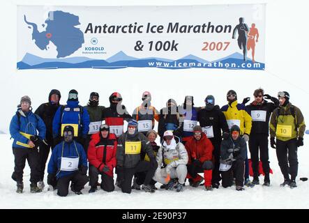 Antarctic Ice Marathon & 100k 2007, vom 8. Bis 23. Dezember 2007, von Punta Arenas (Chile) nach Patriot Hills (Antarktis). Hier ist der Start des Marathons um 07:00 Uhr Chile Zeit am 20. Dezember 2007, trotz harter Bedingungen und Schneefälle. Foto von Bertrand Mahe/Cameleon/ABACAPRESS.COM Stockfoto