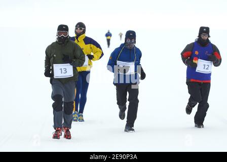 Antarctic Ice Marathon & 100k 2007, vom 8. Bis 23. Dezember 2007, von Punta Arenas (Chile) nach Patriot Hills (Antarktis). Hier sieht man den Start des Marathons mit dem Irlandsmann Mark Scanlon, dem Belgier Marc De Keyser, dem Irlandsmann Peter Bell und dem Grossbritannien/Indien Raj Patel um 07:00 Uhr Chile Zeit am 20. Dezember 2007, trotz harter Bedingungen und Schneefällen. Foto von Bertrand Mahe/Cameleon/ABACAPRESS.COM Stockfoto