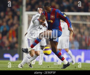 Barcelonas Yaya Toure während des Spiels der spanischen Liga, FC Barcelona gegen Real Madrid im Camp Nou Stadion in Barcelona, Spanien am 23. Dezember 2007. Real Madrid gewann 1:0. Foto von Christian Liewig/ABACAPRESS.COM Stockfoto