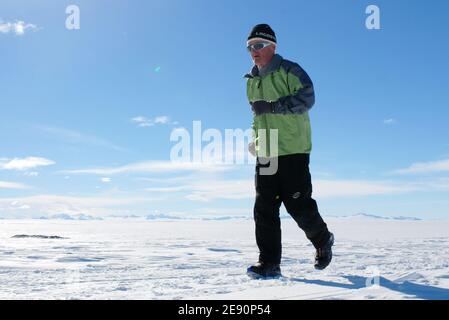 Antarctic Ice Marathon & 100k 2007, vom 8. Bis 23. Dezember 2007, von Punta Arenas (Chile) nach Patriot Hills (Antarktis). Hier sieht man den französischen Henri Girault: Er hat seit seinem 43. Lebensjahr erstaunliche 560 offizielle Rennen mit 100 km absolviert und vor diesem Alter keinen Sport gemacht. Henri ist jetzt ein erstaunlicher 71-jähriger, eine Legende in der ultradünnen Gemeinschaft. Zu Beginn seiner Laufkarriere lief Henri Halbmarathons und Marathons, bevor er schließlich seine bevorzugte Distanz von 100 km fand und 15 eine PB von 9:1988 legte. Nachdem er vorübergehend aus dem Antarktischen Eismarathon & 100k 2007 b gezogen wurde Stockfoto