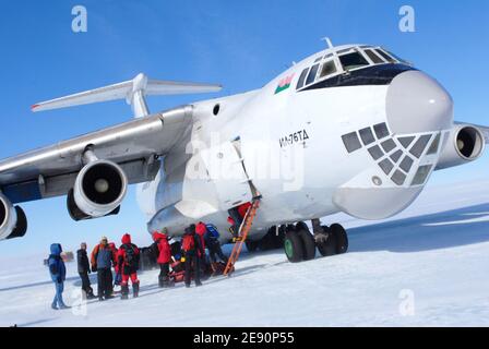 Antarctic Ice Marathon & 100k 2007, vom 8. Bis 23. Dezember 2007, von Punta Arenas (Chile) nach Patriot Hills (Antarktis). Hier ist die Iljuschin 76 Frachtflugzeug landete sicher auf dem Eis in Patriot Hills. Foto von Bertrand Mahe/Cameleon/ABACAPRESS.COM Stockfoto