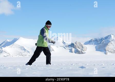 Antarctic Ice Marathon & 100k 2007, vom 8. Bis 23. Dezember 2007, von Punta Arenas (Chile) nach Patriot Hills (Antarktis). Hier sieht man den französischen Henri Girault: Er hat seit seinem 43. Lebensjahr erstaunliche 560 offizielle Rennen mit 100 km absolviert und vor diesem Alter keinen Sport gemacht. Henri ist jetzt ein erstaunlicher 71-jähriger, eine Legende in der ultradünnen Gemeinschaft. Zu Beginn seiner Laufkarriere lief Henri Halbmarathons und Marathons, bevor er schließlich seine bevorzugte Distanz von 100 km fand und 15 eine PB von 9:1988 legte. Nachdem er vorübergehend aus dem Antarktischen Eismarathon & 100k 2007 b gezogen wurde Stockfoto