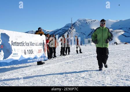 Antarctic Ice Marathon & 100k 2007, vom 8. Bis 23. Dezember 2007, von Punta Arenas (Chile) nach Patriot Hills (Antarktis). Hier sieht man den französischen Henri Girault: Er hat seit seinem 43. Lebensjahr erstaunliche 560 offizielle Rennen mit 100 km absolviert und vor diesem Alter keinen Sport gemacht. Henri ist jetzt ein erstaunlicher 71-jähriger, eine Legende in der ultradünnen Gemeinschaft. Zu Beginn seiner Laufkarriere lief Henri Halbmarathons und Marathons, bevor er schließlich seine bevorzugte Distanz von 100 km fand und 15 eine PB von 9:1988 legte. Nachdem er vorübergehend aus dem Antarktischen Eismarathon & 100k 2007 b gezogen wurde Stockfoto