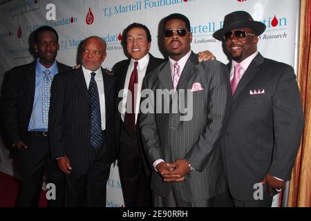 (L-R) Sänger Sean Stockman, Barry Gordy, Smokey Robinson, Nathan Morris und Wanya Morris kommen beim 32. Jährlichen T.J. an Martell Foundation Gala im New York Hilton in New York City, USA am 23. Oktober 2007. Foto von Gregorio Binuya/ABACAUSA.COM (im Bild: Sean Stockman, Barry Gordy, Smokey Robinson, Nathan Morris, Wanya Morris) Stockfoto