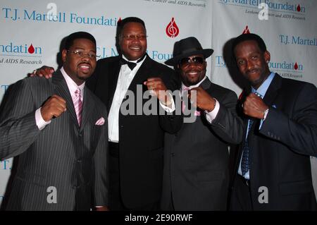 Nathan Morris, Wanya Morris, Sean Stockman von Boyz II Männer posieren mit Boxer Larry Holmes (2nd L) beim 32. Annual T.J. Martell Foundation Gala im New York Hilton in New York City, USA am 23. Oktober 2007. Foto von Gregorio Binuya/ABACAUSA.COM (im Bild: Nathan Morris, Wanya Morris, Sean Stockman, Boyz II Men, Larry Holmes) Stockfoto