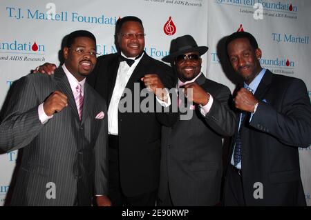 Nathan Morris, Wanya Morris, Sean Stockman von Boyz II Männer posieren mit Boxer Larry Holmes (2nd L) beim 32. Annual T.J. Martell Foundation Gala im New York Hilton in New York City, USA am 23. Oktober 2007. Foto von Gregorio Binuya/ABACAUSA.COM (im Bild: Nathan Morris, Wanya Morris, Sean Stockman, Boyz II Men, Larry Holmes) Stockfoto