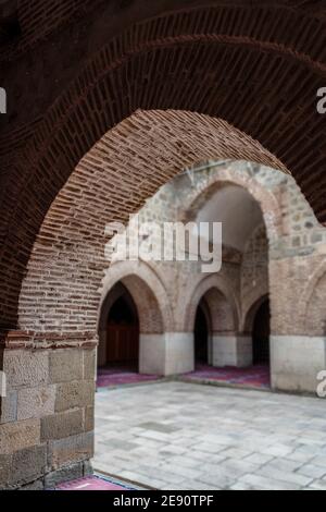 Elazig, Türkei-September 18 2020: Bogenförmige Tür und die folgenden Bögen in der Großen Moschee (Ulu Camii) in Harput Stadt Stockfoto