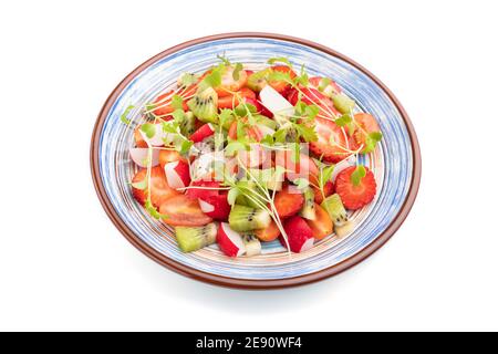 Vegetarisches Obst und Gemüse Salat aus Erdbeere, Kiwi, Tomaten, mikrogrünen Sprossen isoliert auf weißem Hintergrund. Seitenansicht, Nahaufnahme. Stockfoto