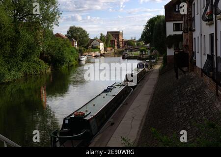 TEWKESBURY, ENGLAND - 29. JULI 2019: Spaziergang entlang des Avon Flusses in Tewkesbury an einem schönen Sommerabend Stockfoto