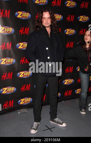 Der Musiker Constantine posiert für ein Foto im Presseraum während des Jingle Ball 2007 von Z100 im Madison Square Garden in New York City, USA am 14. Dezember 2007. Foto von Gregorio Binuya/ABACAUSA.COM (im Bild : Konstantin) Stockfoto