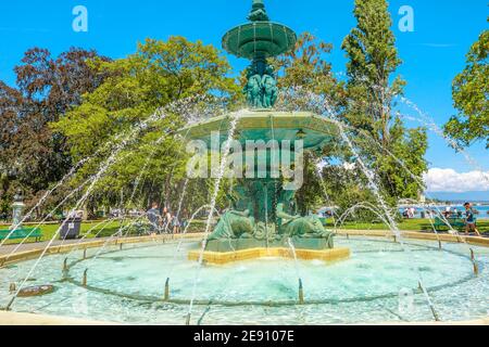 Genf, Schweiz - 15. Aug 2020: Brunnen der vier Jahreszeiten im Zentrum von Jardin Anglais und Promenade du Lac. Genfer See, Uferpromenade und Bucht Stockfoto