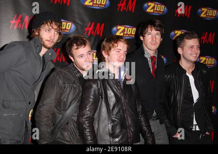 (L-R) die Musiker Brent Kutzle, Eddie Fisher, Drew Brown, Zach Filkins und Ryan Tedder von One Republic posieren für ein Foto im Presseraum während des Jingle Ball 2007 von Z100 im Madison Square Garden in New York City, USA am 14. Dezember 2007. Foto von Gregorio Binuya/ABACAUSA.COM (im Bild: Brent Kutzle, Eddie Fisher, Drew Brown, Zach Filkins, Ryan Tedder, One Republic) Stockfoto