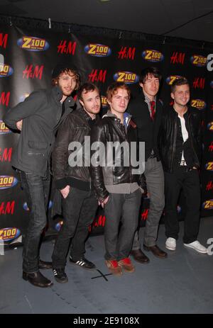 (L-R) die Musiker Brent Kutzle, Eddie Fisher, Drew Brown, Zach Filkins und Ryan Tedder von One Republic posieren für ein Foto im Presseraum während des Jingle Ball 2007 von Z100 im Madison Square Garden in New York City, USA am 14. Dezember 2007. Foto von Gregorio Binuya/ABACAUSA.COM (im Bild: Brent Kutzle, Eddie Fisher, Drew Brown, Zach Filkins, Ryan Tedder, One Republic) Stockfoto