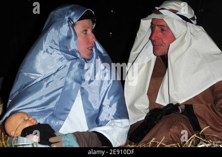 Michael Lohan, Vater von Lindsay Lohan, posiert als Joseph mit Shannon Smith als Mary für das 2. Jahresprojekt Dance's Times Square Live Krippe am Fire Fighters 911 Memorial am Times Square, New York City, USA am 18. Dezember 2007. Foto von Gregorio Binuya/ABACAUSA.COM (im Bild: Michael Lohan, Shannon Smith) Stockfoto