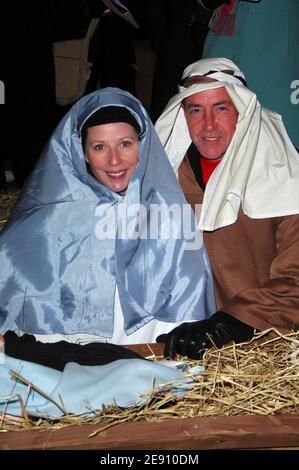 Michael Lohan, Vater von Lindsay Lohan, posiert als Joseph mit Shannon Smith als Mary für das 2. Jahresprojekt Dance's Times Square Live Krippe am Fire Fighters 911 Memorial am Times Square, New York City, USA am 18. Dezember 2007. Foto von Gregorio Binuya/ABACAUSA.COM (im Bild: Michael Lohan, Shannon Smith) Stockfoto