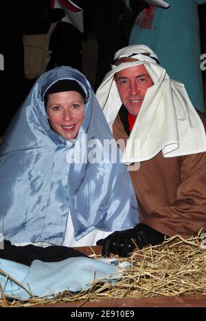 Michael Lohan, Vater von Lindsay Lohan, posiert als Joseph mit Shannon Smith als Mary für das 2. Jahresprojekt Dance's Times Square Live Krippe am Fire Fighters 911 Memorial am Times Square, New York City, USA am 18. Dezember 2007. Foto von Gregorio Binuya/ABACAUSA.COM (im Bild: Michael Lohan, Shannon Smith) Stockfoto