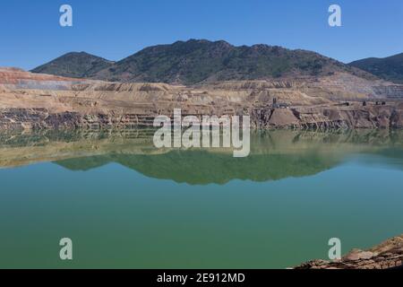 Blick auf die Berkeley Pit von der Aussichtsplattform in Butte, Montana. Die ehemalige Tagebau-Kupfermine, jetzt mit stark saurem Wasser, das l gefüllt Stockfoto