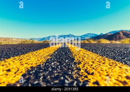 Klassische amerikanische Südweststraße während einer Fahrt zu berühmten Nationalparks Stockfoto