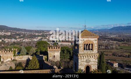 Luftaufnahme des Turms der Burg von San Girolamo in Narni in der Hintergrundstadt Terni Stockfoto