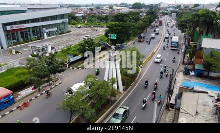 Luftaufnahme von Eagle mit ausgebreiteten Flügeln auf Ball gegen flachen Himmel bei Bekasi, Indonesien. Bekasi, Indonesien 2. Februar 2021 Stockfoto