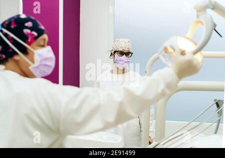 Team von Zahnärzten vor einer Operation Stockfoto