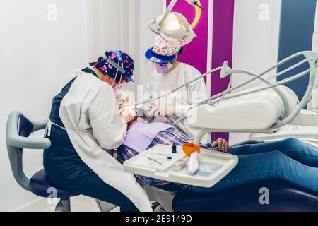 Team von Zahnärzten, die an einem Patienten Stockfoto