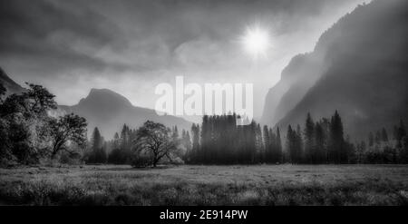 Panorama des Yosemite Valley bei Waldbränden, Schwarz-Weiß-Foto Stockfoto