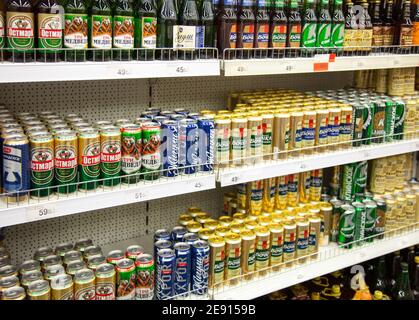 Kaliningrad, Russland - 31. Januar 2021: Bier auf Supermarktregalen. Stockfoto