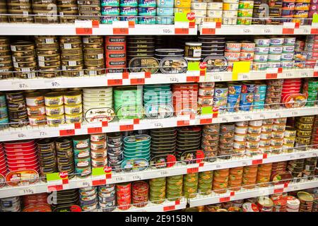 Kaliningrad, Russland - 31. Januar 2021: Fischkonserven auf Supermarktregalen. Stockfoto