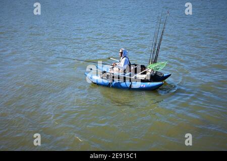 Mensch angetrieben Fischerboot auf Wasser Clearlake in zentralen nördlichen Kalifornien Berg, Angeln für schwarzen Bass in besten Angelgebiet in den USA Stockfoto