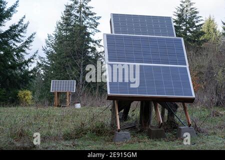 DIY Sonnenkollektoren in einem Bauernhof Feld Stockfoto