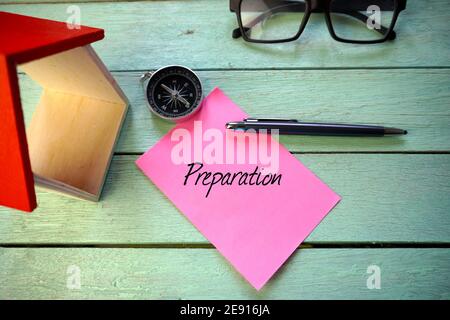 Aufschrift zur Vorbereitung auf dem Haftnotiz. Stockfoto