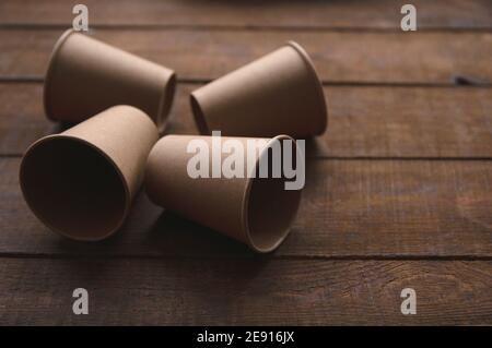 Ökologische Kraftpapier Pappbecher für Kaffee und Tee dunkelbraun Auf dem Tisch Stockfoto